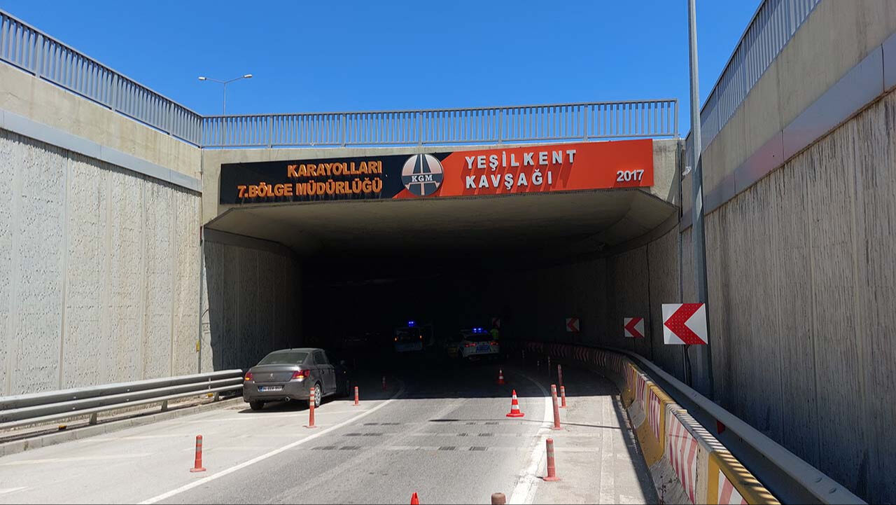 Tokat'ta mezuniyet törenine giden aile kaza yaptı! Görenler 'burası ucube alt geçit' diyerek tepki gösterdi Tokat'ta mezuniyet törenine giden aile kaza yaptı! Görenler 'burası ucube alt geçit' diyerek tepki gösterdi - 1. Resim
