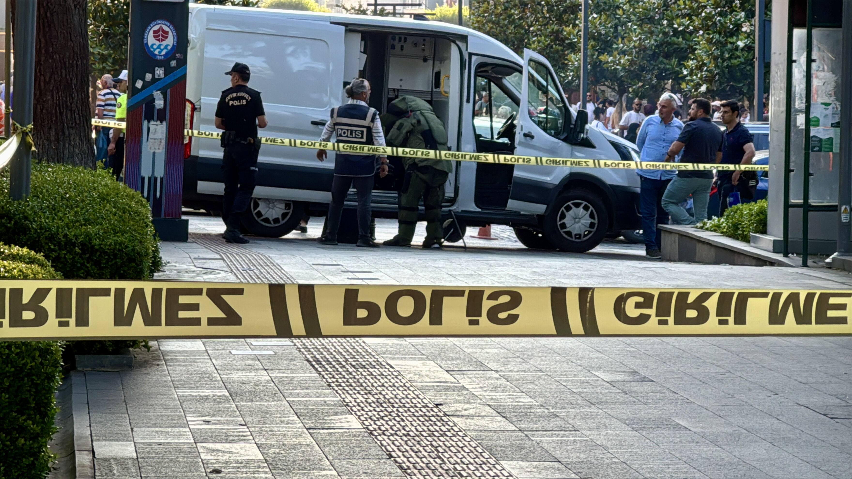 Trabzon'da parkta şüpheli çanta paniği! Trabzon'da parkta şüpheli çanta paniği! - 1. Resim