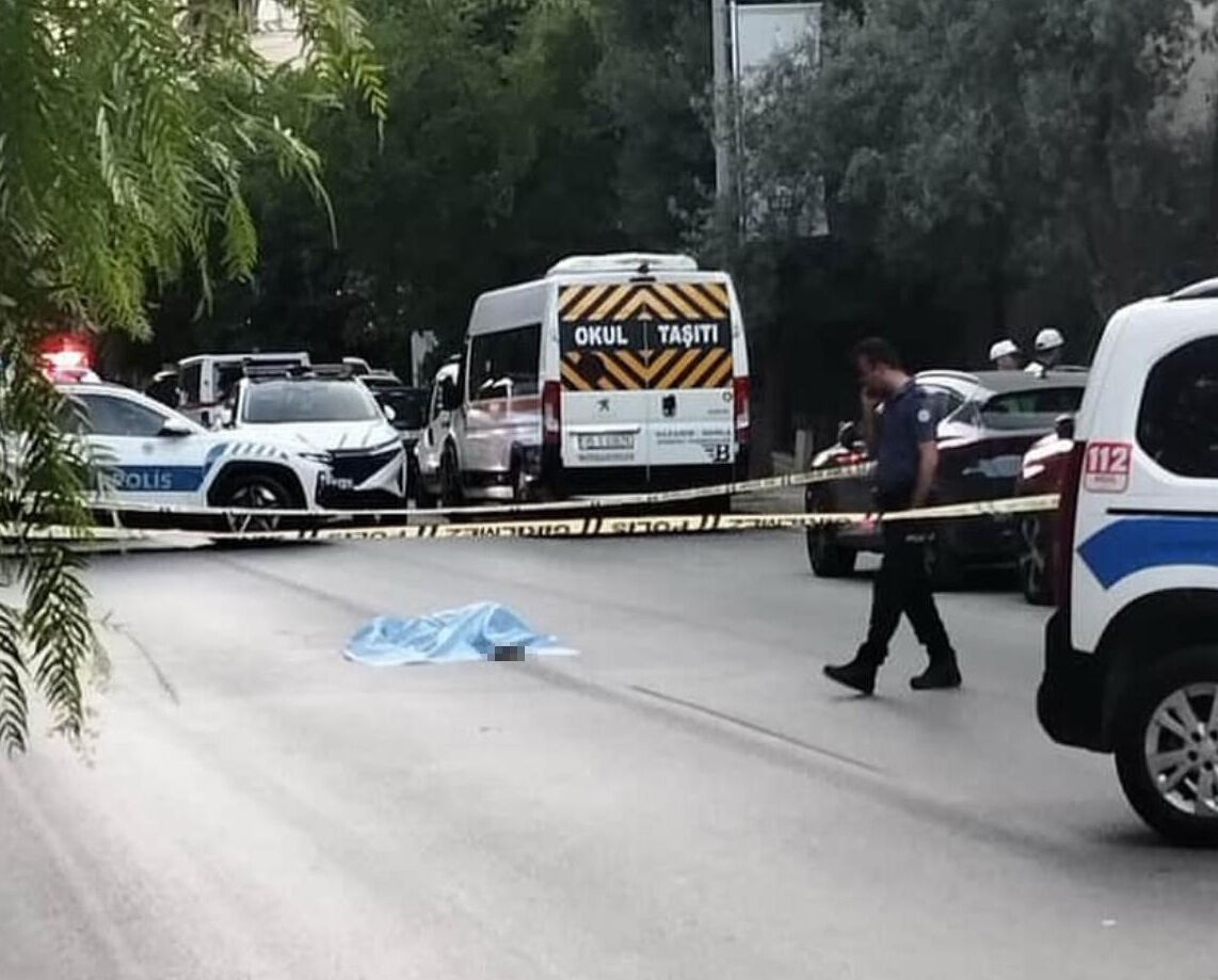 Yolun ortasına yattı, iki araç üzerinden geçti! İzmir'de feci olay Yolun ortasına yattı, iki araç üzerinden geçti! İzmir'de feci olay - 1. Resim