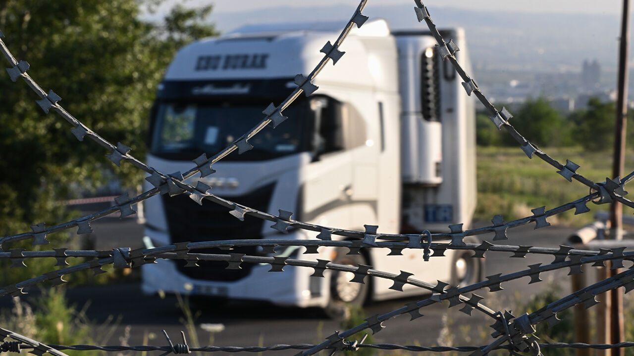 Yüzlerce araç yola çıktı! Hepsi karekodlu kutularda gizleniyor, özel yazılımla takip ediliyor Yüzlerce araç yola çıktı! Hepsi karekodlu kutularda gizleniyor, özel yazılımla takip ediliyor - 4. Resim
