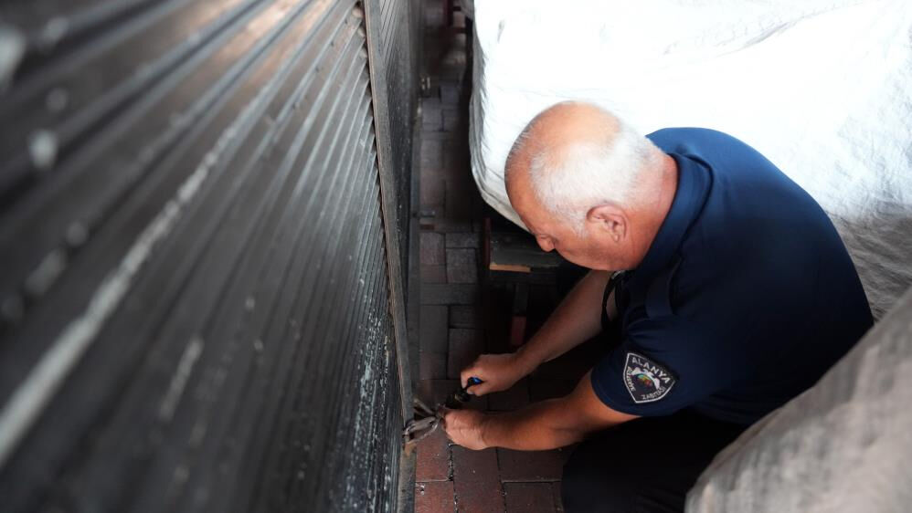 Alanya'daki sapkın eğlence cezasız kalmadı! Ekipler o iş yerini mühürledi Alanya'daki sapkın eğlence cezasız kalmadı! Ekipler o iş yerini mühürledi - 1. Resim