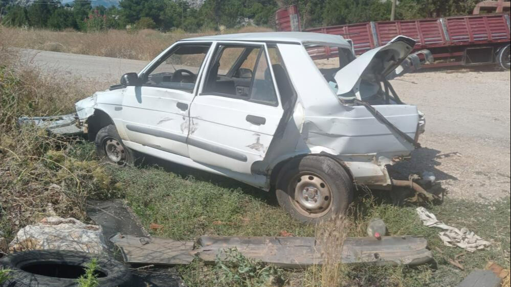 Antalya'da feci kaza: Kamyonla çarpıştı, hurdaya döndü Antalya'da feci kaza: Kamyonla çarpıştı, hurdaya döndü - 2. Resim