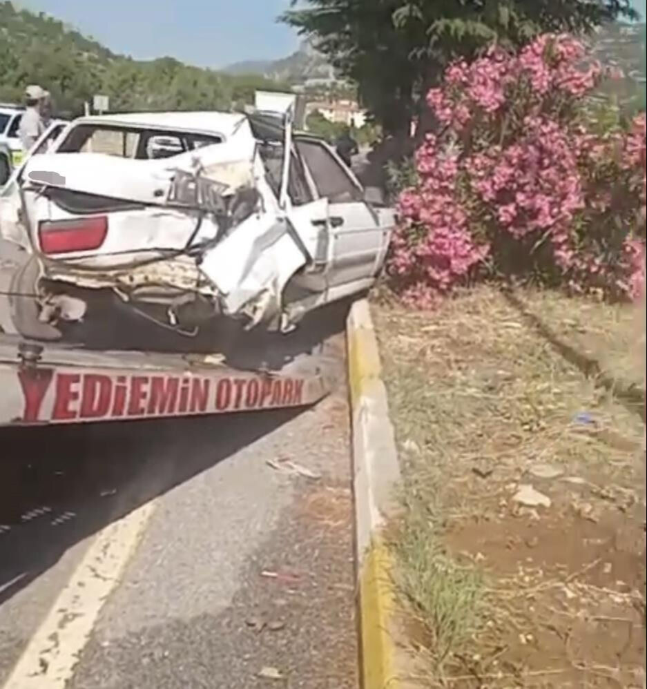 Antalya'da feci kaza: Kamyonla çarpıştı, hurdaya döndü Antalya'da feci kaza: Kamyonla çarpıştı, hurdaya döndü - 3. Resim