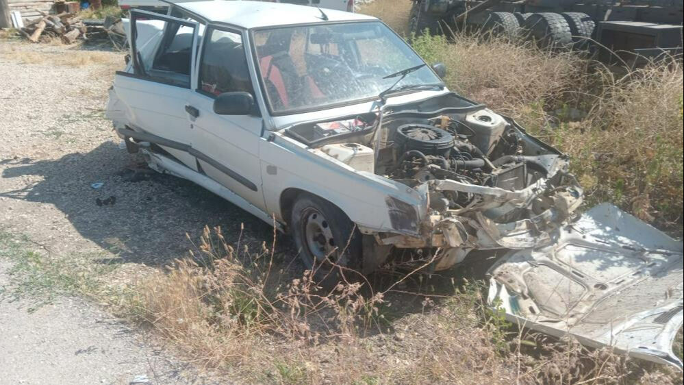 Antalya'da feci kaza: Kamyonla çarpıştı, hurdaya döndü Antalya'da feci kaza: Kamyonla çarpıştı, hurdaya döndü - 4. Resim