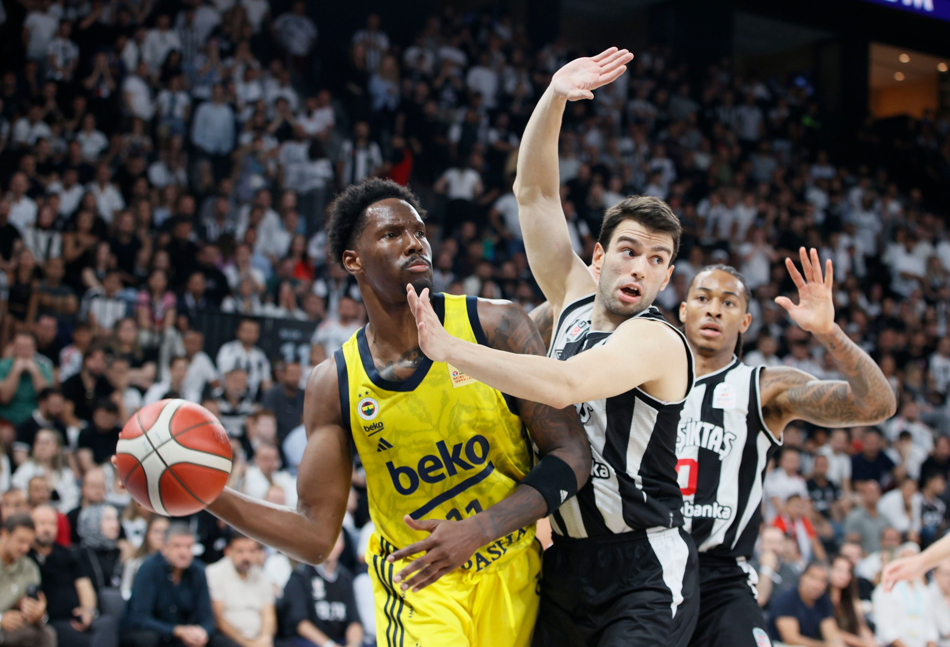 Beşiktaş'tan final serisinde kritik zafer! Fenerbahçe'yi 98-77 mağlup etti Beşiktaş'tan final serisinde kritik zafer! Fenerbahçe'yi 98-77 mağlup etti - 1. Resim