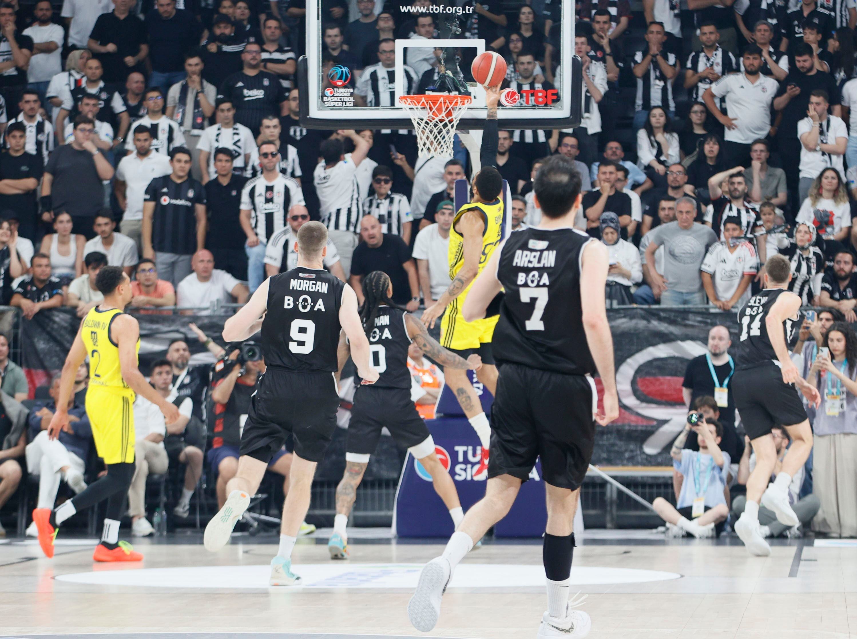Beşiktaş'tan final serisinde kritik zafer! Fenerbahçe'yi 98-77 mağlup etti Beşiktaş'tan final serisinde kritik zafer! Fenerbahçe'yi 98-77 mağlup etti - 2. Resim
