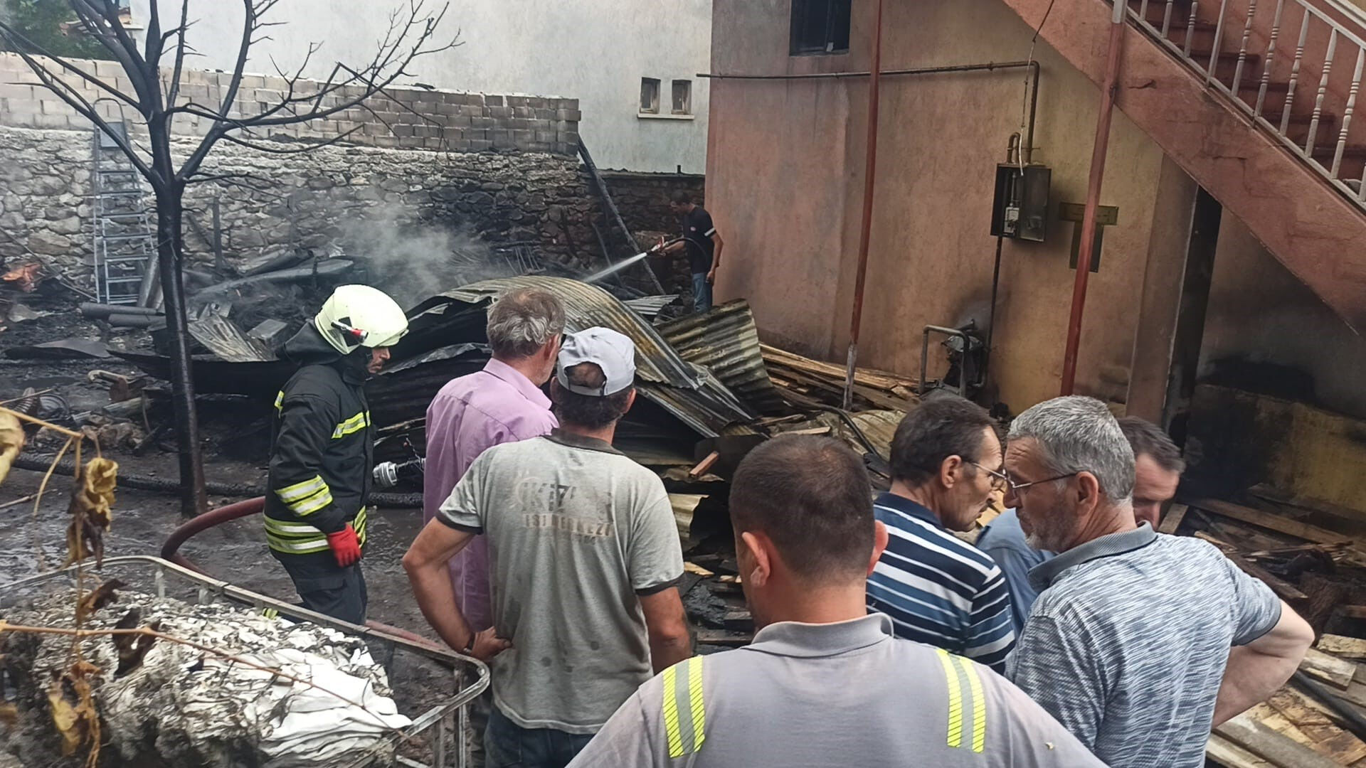Bir anlık dalgınlığa geldi, komşusunun evini yaktı! 2 katlı ev kül oldu Bir anlık dalgınlığa geldi, komşusunun evini yaktı! 2 katlı ev kül oldu - 1. Resim