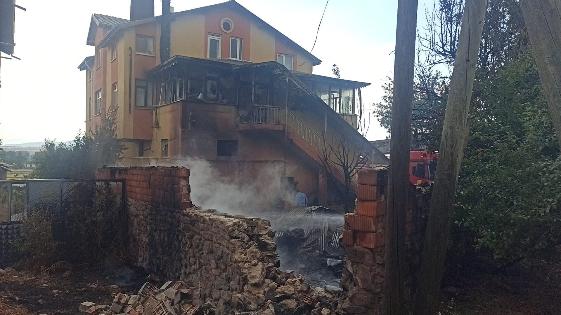 Bir anlık dalgınlığa geldi, komşusunun evini yaktı! 2 katlı ev kül oldu Bir anlık dalgınlığa geldi, komşusunun evini yaktı! 2 katlı ev kül oldu - 2. Resim