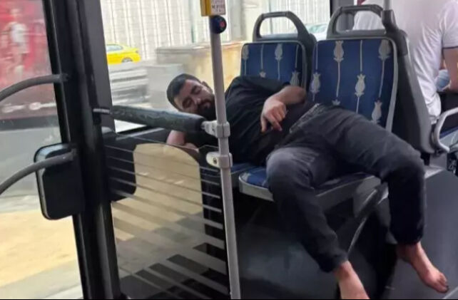 Bunu da gördük! Bir yolcunun metrobüste yaptıkları "Bu kadar da olmaz" dedirtti Bunu da gördük! Bir yolcunun metrobüste yaptıkları "Bu kadar da olmaz" dedirtti - 1. Resim