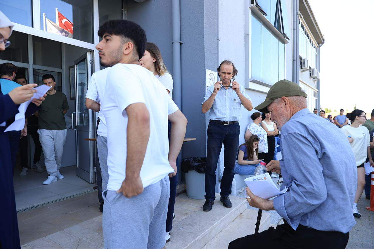 En yaşlı YKS adayı! 'Filozof hurdacı'nın okuma azmi görenleri şaşırtıyor En yaşlı YKS adayı! 'Filozof hurdacı'nın okuma azmi görenleri şaşırtıyor - 4. Resim