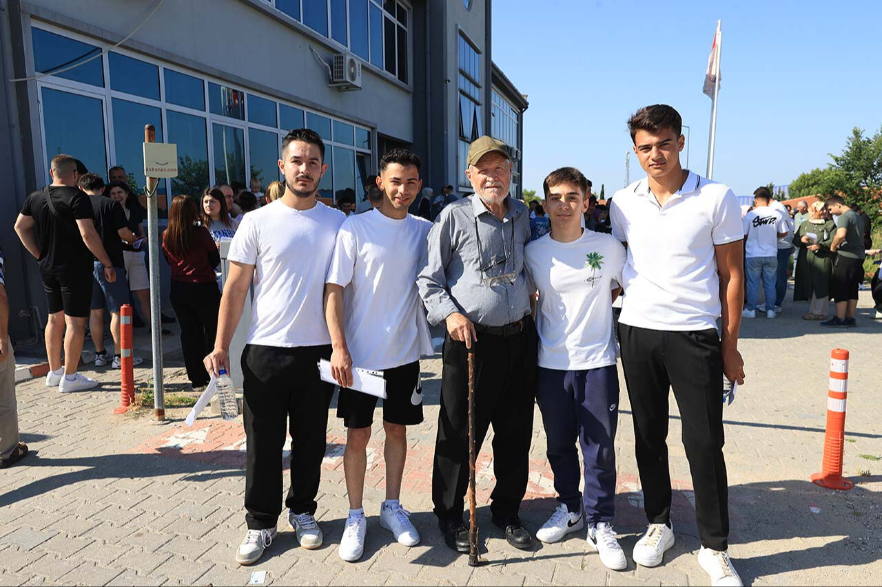 En yaşlı YKS adayı! 'Filozof hurdacı'nın okuma azmi görenleri şaşırtıyor En yaşlı YKS adayı! 'Filozof hurdacı'nın okuma azmi görenleri şaşırtıyor - 1. Resim