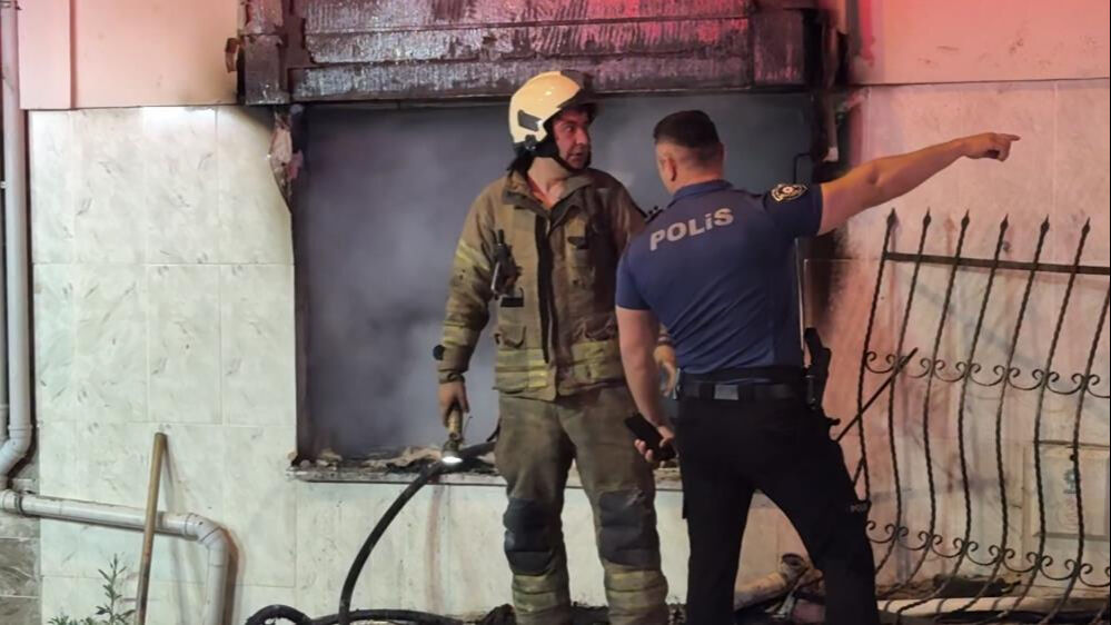 Esenyurt'ta yangın paniği! İnsanlar gece yarısı tahliye edildi Esenyurt'ta yangın paniği! İnsanlar gece yarısı tahliye edildi - 2. Resim