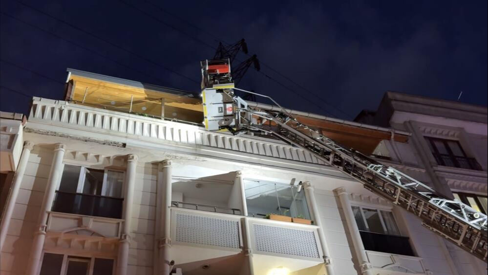 Esenyurt'ta yangın paniği! İnsanlar gece yarısı tahliye edildi Esenyurt'ta yangın paniği! İnsanlar gece yarısı tahliye edildi - 1. Resim