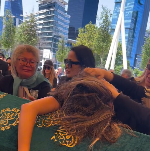 Fenomen Nihal Candan son yolculuğuna uğurlandı! Annesi ağıtlar yaktı: Gözyaşlarına boğuldu Fenomen Nihal Candan son yolculuğuna uğurlanıyor! Annesi ağıtlar yaktı: Gözyaşlarına boğuldu - 4. Resim