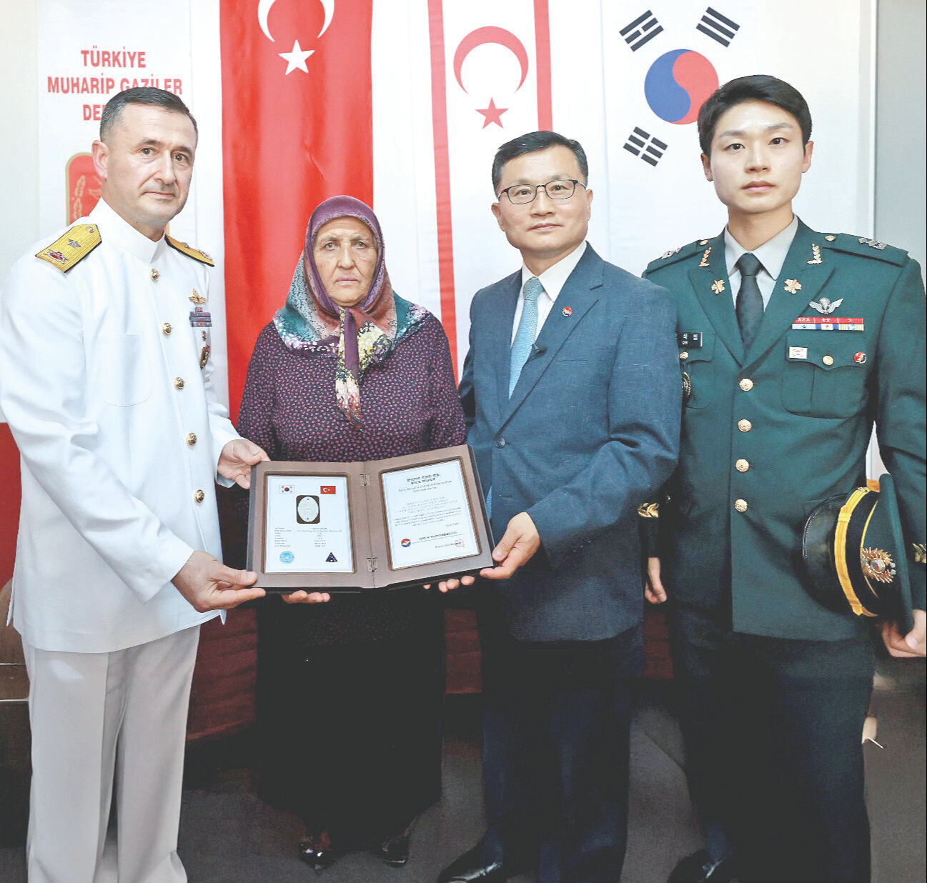 G. Kore’den 75 yıl sonra gelen vefa! Bir fotoğrafı bile olmayan şehidin künyesi ve şeref madalyası ailesine verildi G. Kore’den 75 yıl sonra gelen vefa! Bir fotoğrafı bile olmayan şehidin künyesi ve şeref madalyası ailesine verildi - 1. Resim