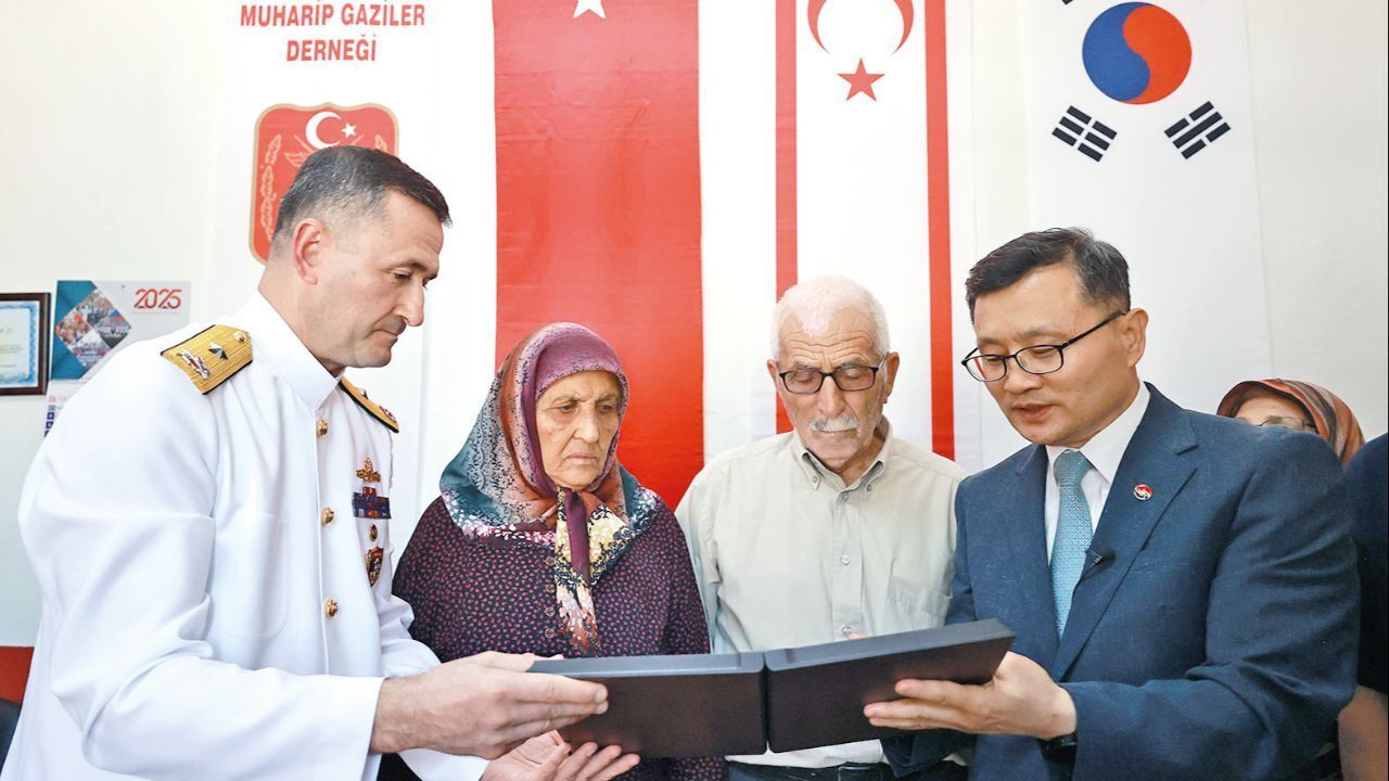 G. Kore’den 75 yıl sonra gelen vefa! Bir fotoğrafı bile olmayan şehidin künyesi ve şeref madalyası ailesine verildi G. Kore’den 75 yıl sonra gelen vefa! Bir fotoğrafı bile olmayan şehidin künyesi ve şeref madalyası ailesine verildi