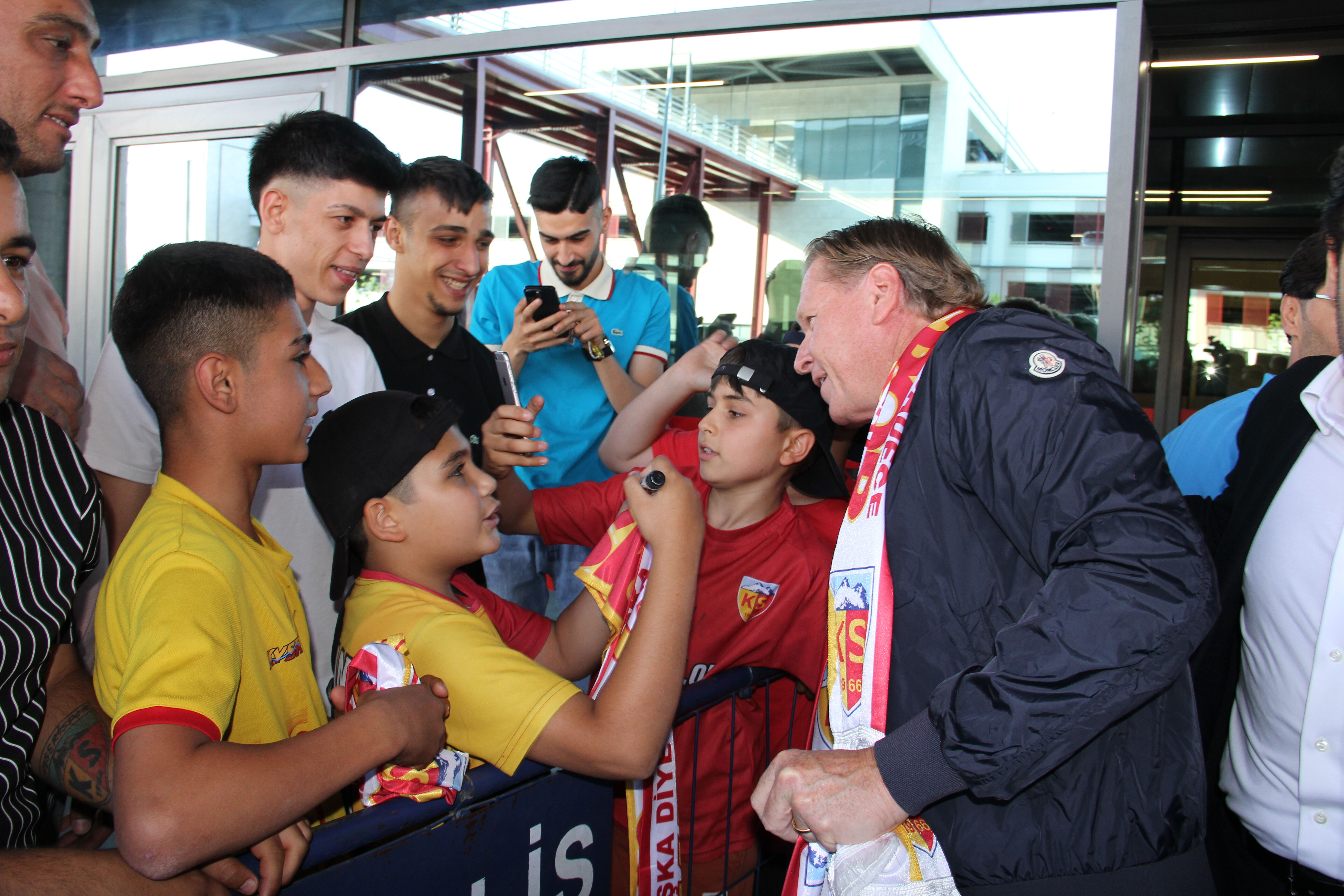 Gisdol Kayseri'de coşkuyla karşılandı Gisdol Kayseri'de coşkuyla karşılandı - 2. Resim