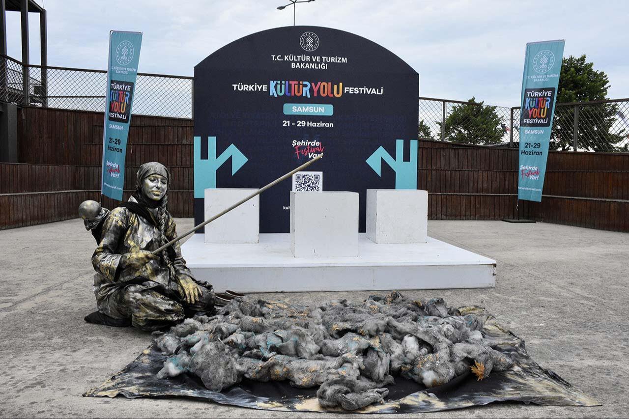 İlgi odağı oldular! İlk defa gördükleri sanatı kimi seyretti, kimi oyun oynadı - 3. Resim