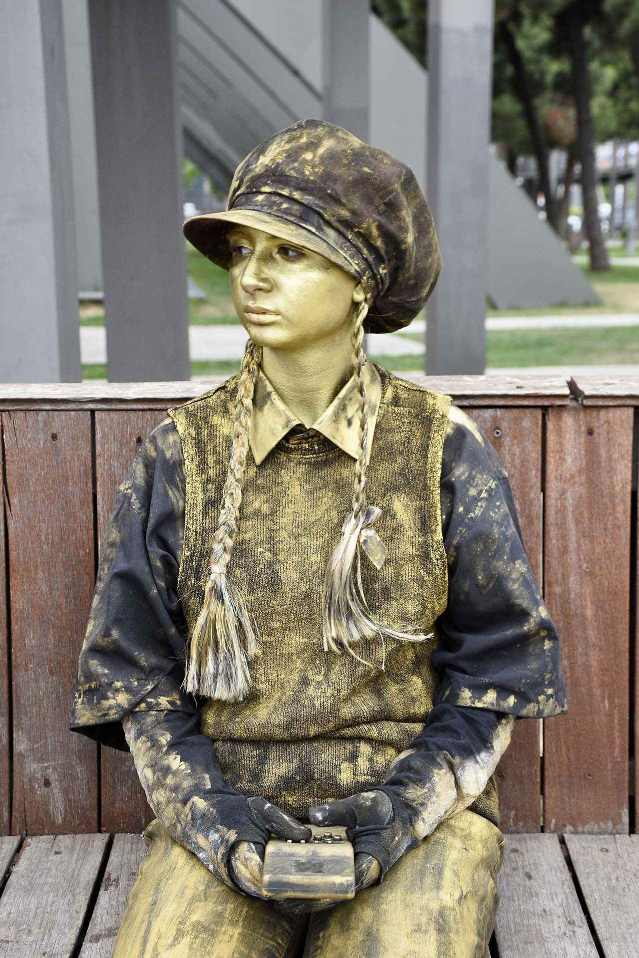 İlgi odağı oldular! İlk defa gördükleri sanatı kimi seyretti, kimi oyun oynadı - 2. Resim