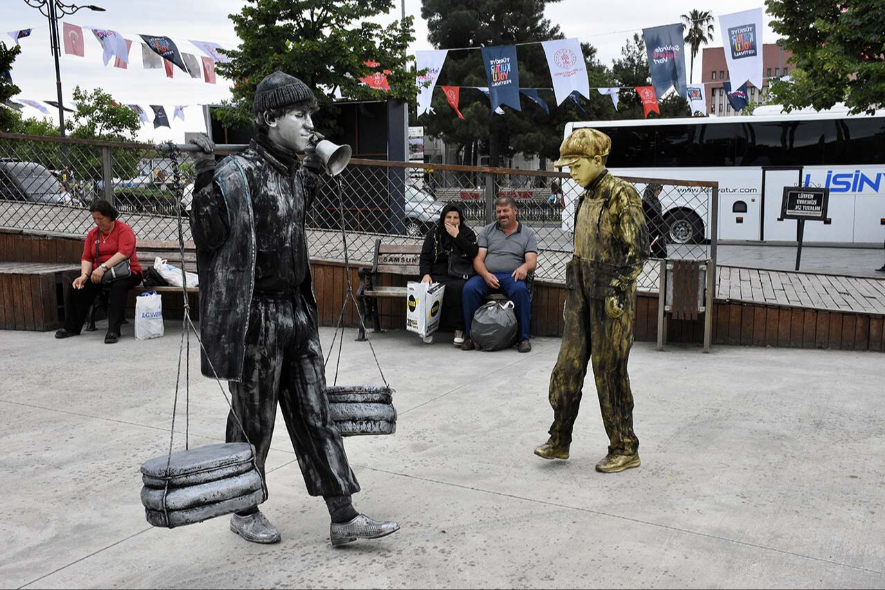 İlgi odağı oldular! İlk defa gördükleri sanatı kimi seyretti, kimi oyun oynadı - 4. Resim