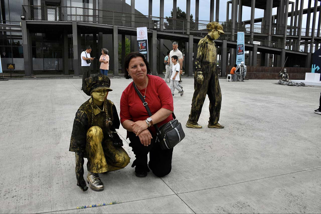 İlgi odağı oldular! İlk defa gördükleri sanatı kimi seyretti, kimi oyun oynadı - 1. Resim