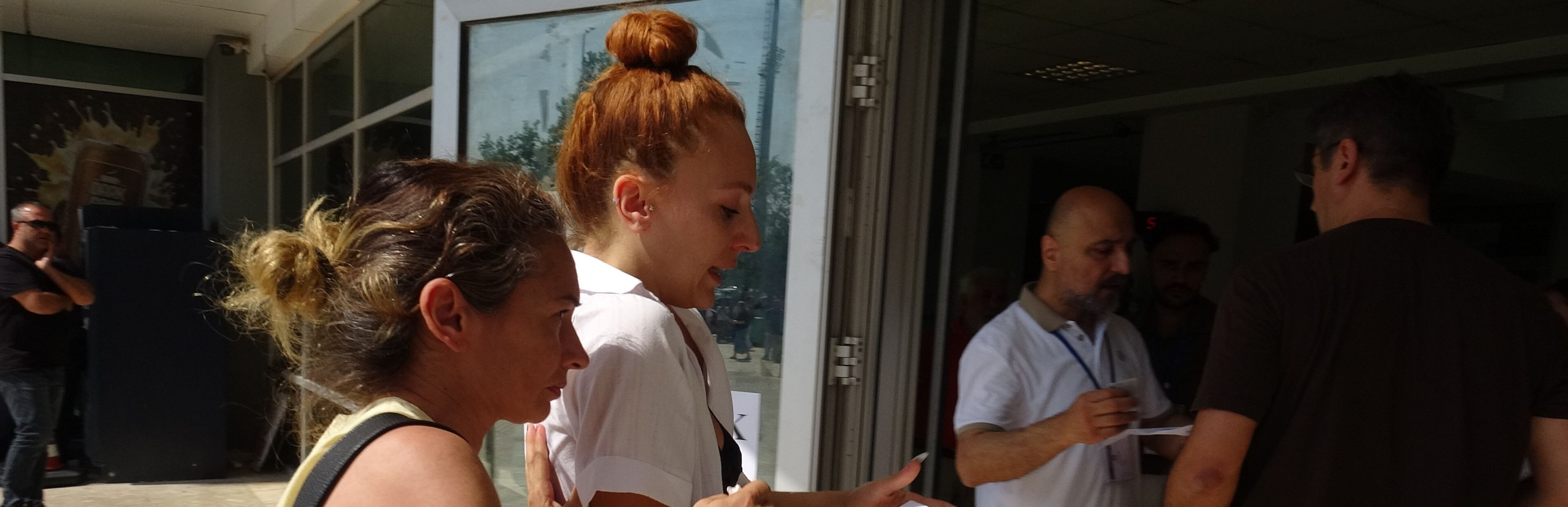 Kurallarda açıkça yazmasına rağmen takıyla geldi, YKS'ye alınmadı! Veliler yardım etse de yetişemedi - 3. Resim