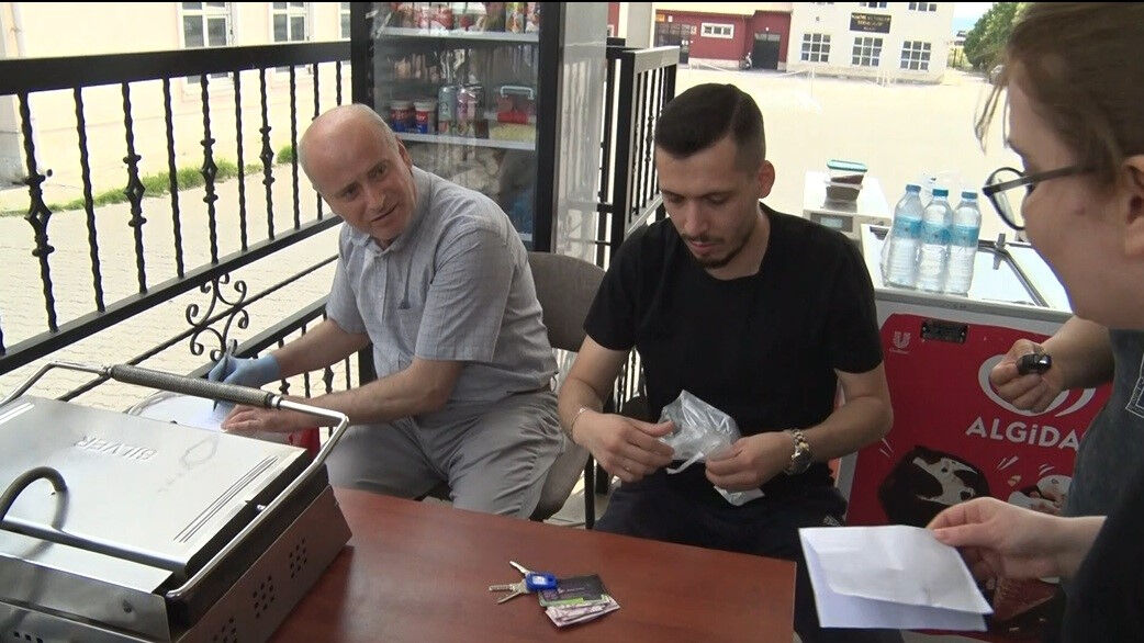 Öğrenciler ter döktü, günün kazananı onlar oldu! Poşeti 50 lira Öğrenciler ter döktü, günün kazananı onlar oldu! Poşeti 50 lira - 2. Resim