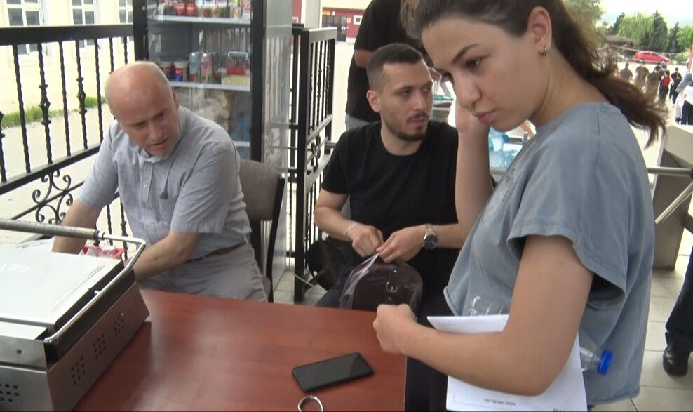 Öğrenciler ter döktü, günün kazananı onlar oldu! Poşeti 50 lira Öğrenciler ter döktü, günün kazananı onlar oldu! Poşeti 50 lira - 1. Resim