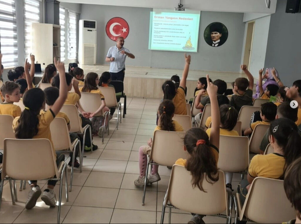 Öğrencilerine karnelerini dağıtırken fenalaşan öğretmen hayatını kaybetti Öğrencilerine karnelerini dağıtırken fenalaşan öğretmen hayatını kaybetti - 1. Resim