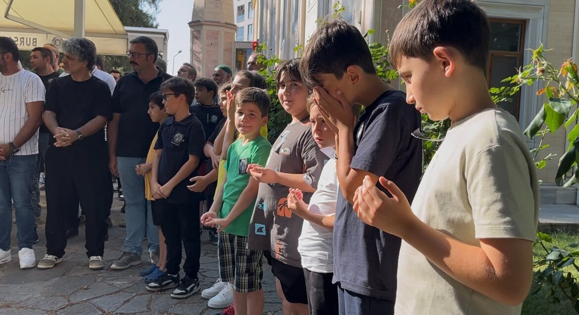 Öğrencilerine karnelerini dağıtırken fenalaşan öğretmen hayatını kaybetti Öğrencilerine karnelerini dağıtırken fenalaşan öğretmen hayatını kaybetti - 3. Resim