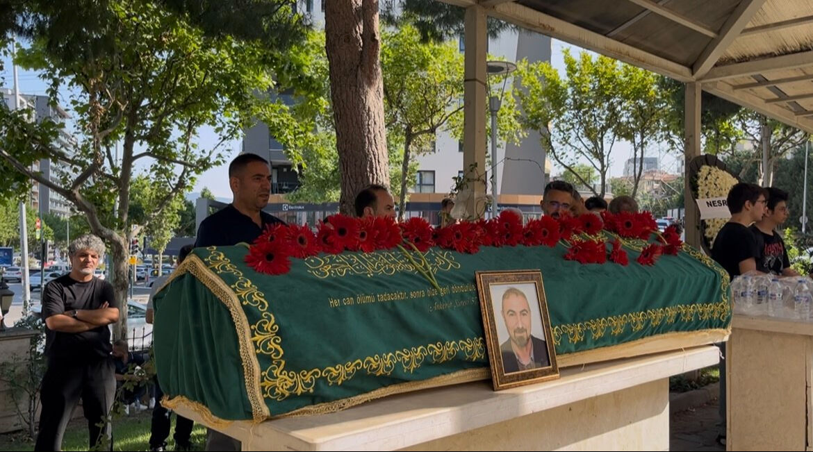 Öğrencilerine karnelerini dağıtırken fenalaşan öğretmen hayatını kaybetti Öğrencilerine karnelerini dağıtırken fenalaşan öğretmen hayatını kaybetti - 2. Resim