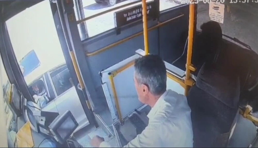 Otobüs şoförüne direksiyon başında silahlı saldırı! Otobüs şoförüne direksiyon başında silahlı saldırı! - 1. Resim