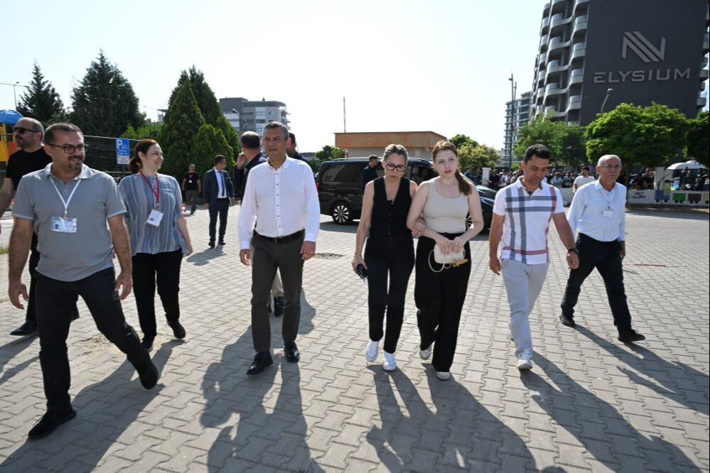 Özgür Özel sözünü tuttu! Ferdi Zeyrek’in kızı Nehir'i TYT'ye bizzat götürdü Özgür Özel sözünü tuttu! Ferdi Zeyrek’in kızı Nehir'i TYT'ye bizzat götürdü - 1. Resim