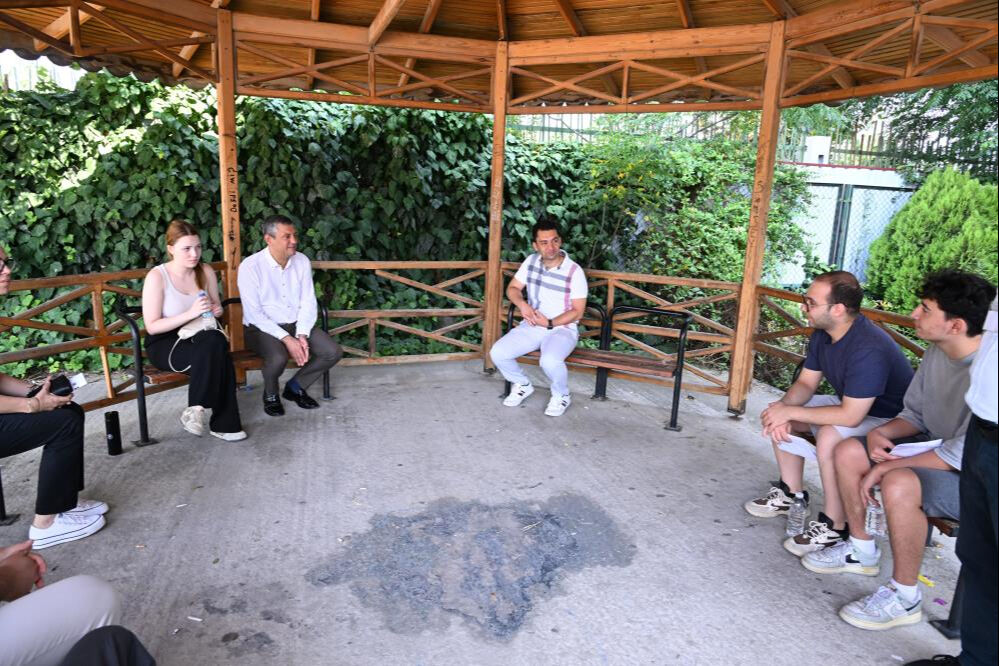 Özgür Özel sözünü tuttu! Ferdi Zeyrek’in kızı Nehir'i TYT'ye bizzat götürdü Özgür Özel sözünü tuttu! Ferdi Zeyrek’in kızı Nehir'i TYT'ye bizzat götürdü - 2. Resim