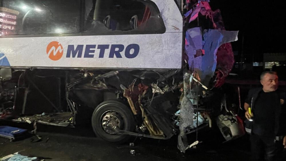 Sakarya'da yolcu otobüsü tıra çarptı! Çok sayıda yaralı var Sakarya'da yolcu otobüsü tıra çarptı! Çok sayıda yaralı var - 2. Resim