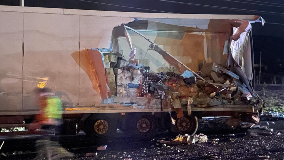 Sakarya'da yolcu otobüsü tıra çarptı! Çok sayıda yaralı var Sakarya'da yolcu otobüsü tıra çarptı! Çok sayıda yaralı var - 1. Resim