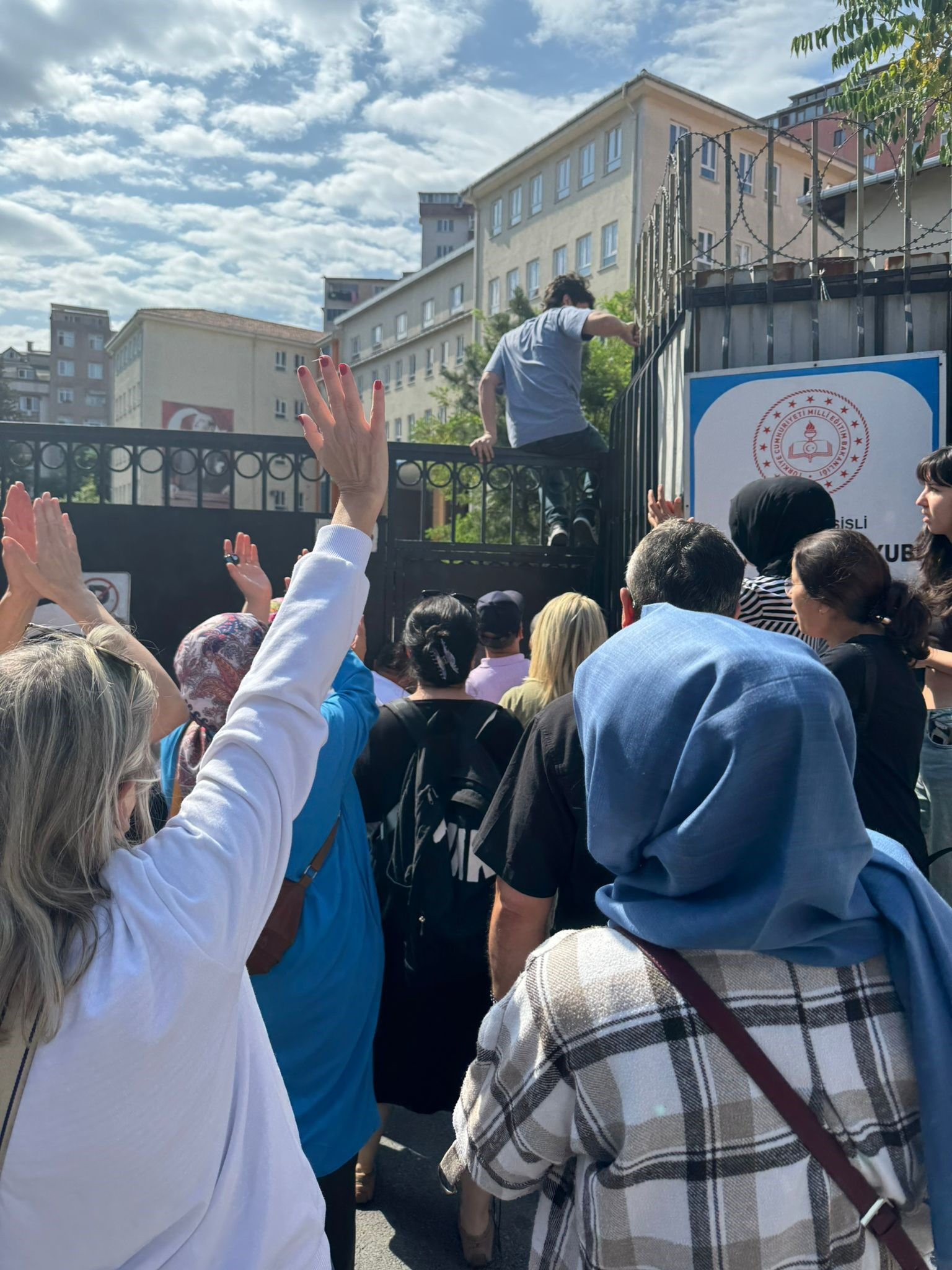 Sınava 1 dakika geç kaldılar! İçeri alınmayınca duvardan atlayarak girmeye çalıştılar - 2. Resim