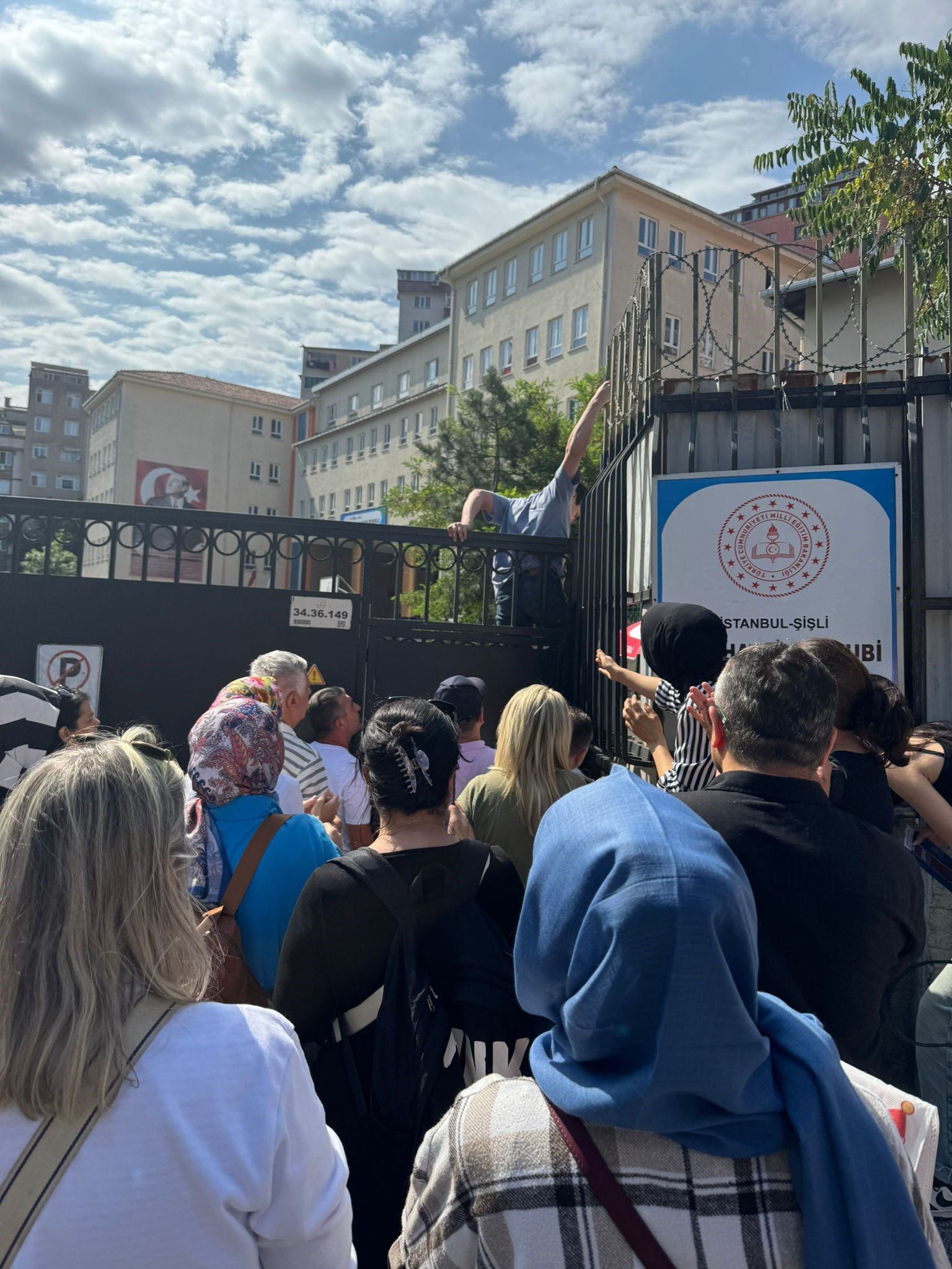 Sınava 1 dakika geç kaldılar! İçeri alınmayınca duvardan atlayarak girmeye çalıştılar - 1. Resim