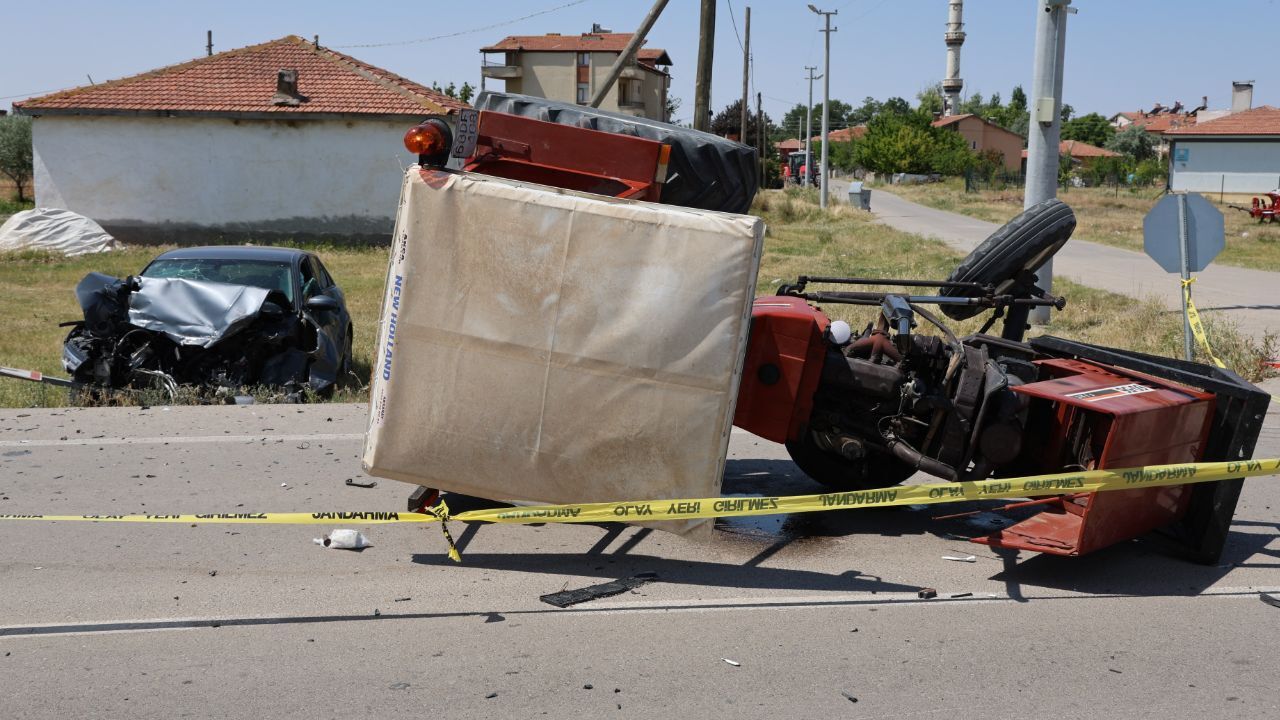 Traktör ile otomobil çarpıştı! Yaralılar var Traktör ile otomobil çarpıştı! Yaralılar var