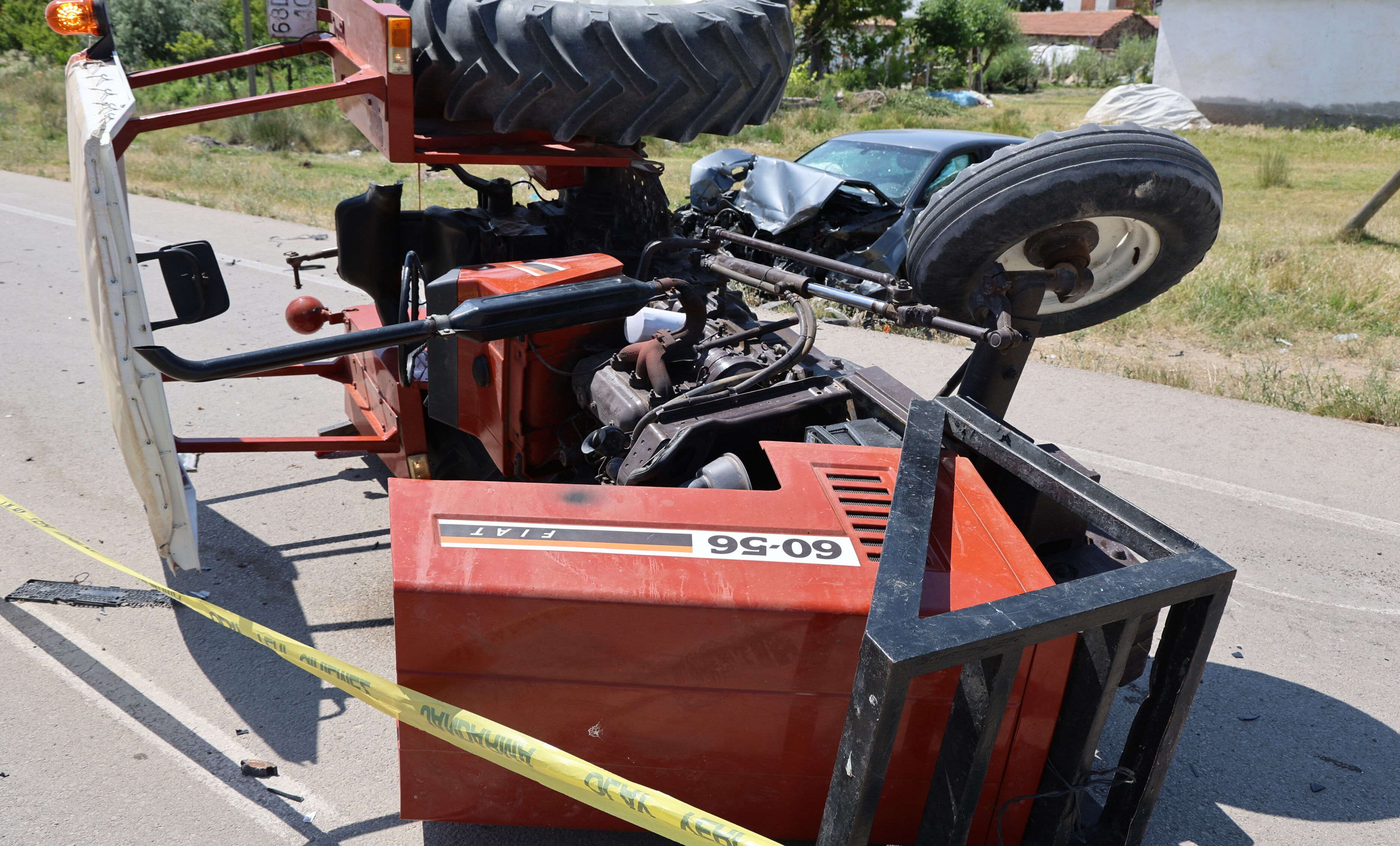 Traktör ile otomobil çarpıştı! Yaralılar var Traktör ile otomobil çarpıştı! Yaralılar var - 2. Resim