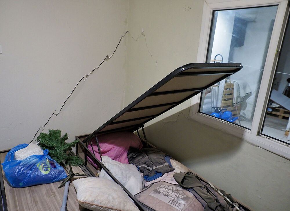 Tünel inşaatı evi yıktı! Çocuğunu uyutmaya çalışan kadın hayatının şokunu yaşadı Tünel inşaatı evi yıktı! Çocuğunu uyutmaya çalışan kadın hayatının şokunu yaşadı - 2. Resim