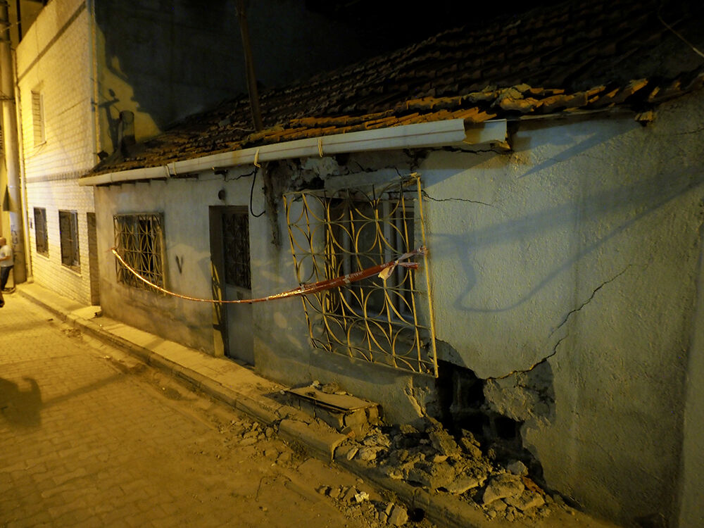 Tünel inşaatı evi yıktı! Çocuğunu uyutmaya çalışan kadın hayatının şokunu yaşadı Tünel inşaatı evi yıktı! Çocuğunu uyutmaya çalışan kadın hayatının şokunu yaşadı - 1. Resim