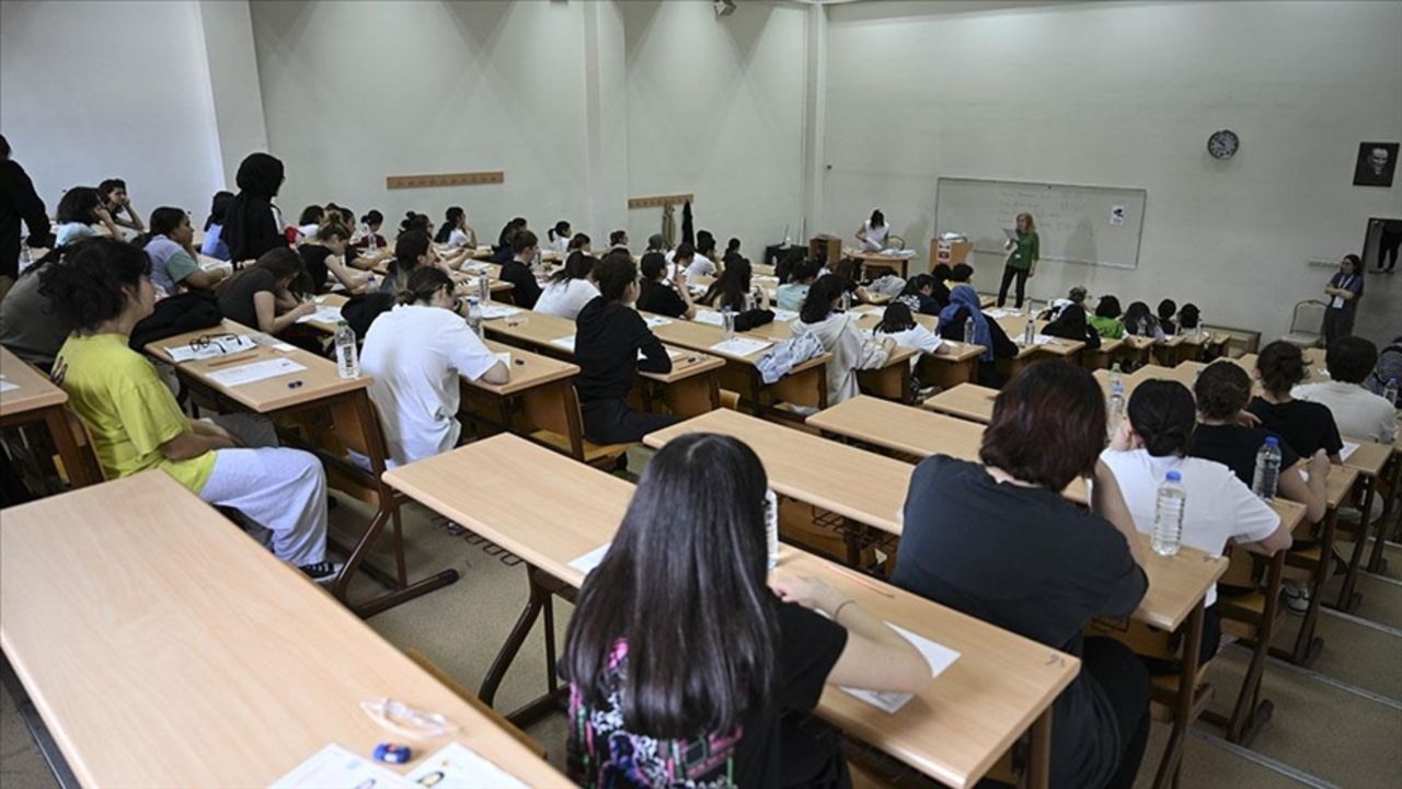 Üniversitesi sınavı saat kaçta bitiyor, kaç dakika kaldı? 2025 YKS TYT oturumu başladı Üniversitesi sınavı saat kaçta bitiyor, kaç dakika kaldı? 2025 YKS TYT oturumu başladı