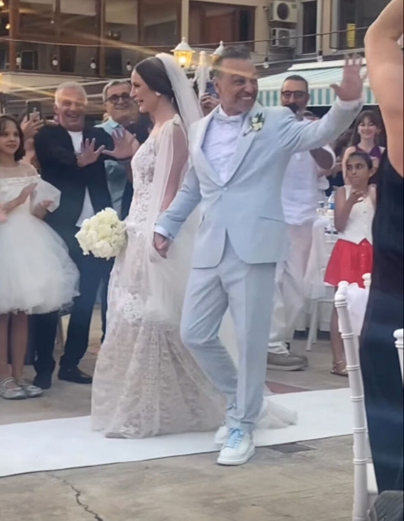 Ünlü oyuncu Serdar Orçin evlendi! Eşi kendisinden ünlü çıktı: İşte müstakbel eşi... Ünlü oyuncu Serdar Orçin evlendi! Eşi kendisinden ünlü çıktı: İşte müstakbel eşi... - 1. Resim