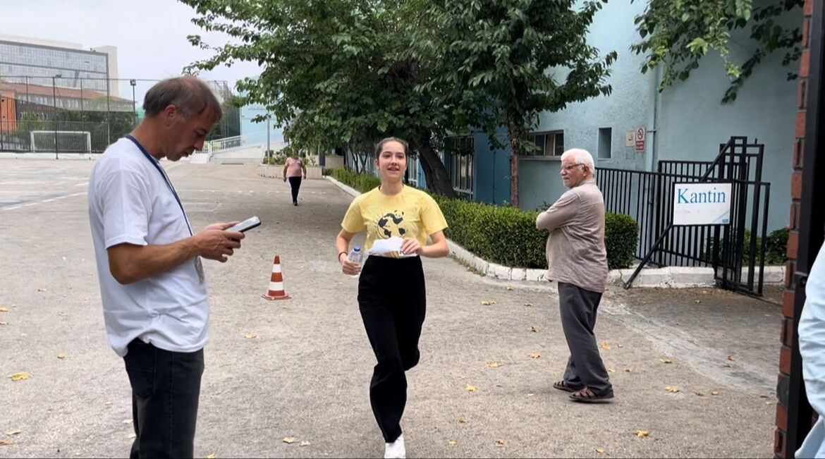 YKS öncesi panik dolu anlar! 1 dakika kala böyle yetişti YKS öncesi panik dolu anlar! 1 dakika kala böyle yetişti - 1. Resim