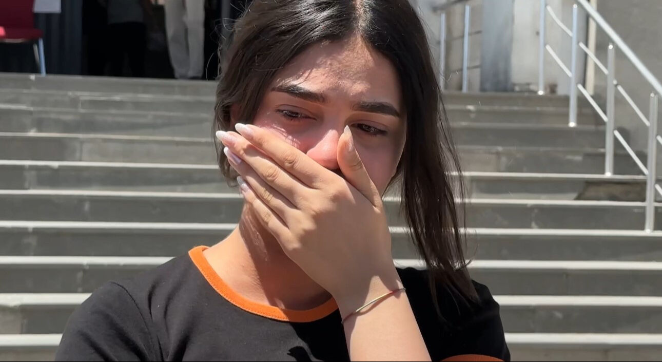 YKS'de bir yıllık emek gözyaşlarına karıştı! Annesini kollarında hıçkıra hıçkıra ağladı - 1. Resim