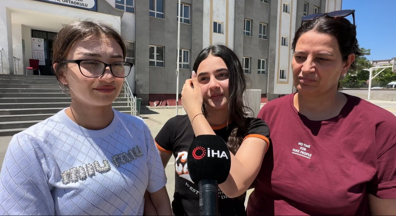 YKS'de bir yıllık emek gözyaşlarına karıştı! Annesini kollarında hıçkıra hıçkıra ağladı - 2. Resim