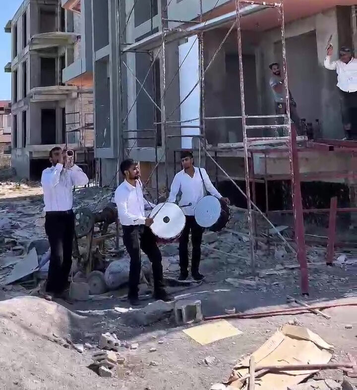 40 derece sıcakta davullu zurnalı sürpriz! İskelede neye uğradıklarını şaşırdılar - 2. Resim