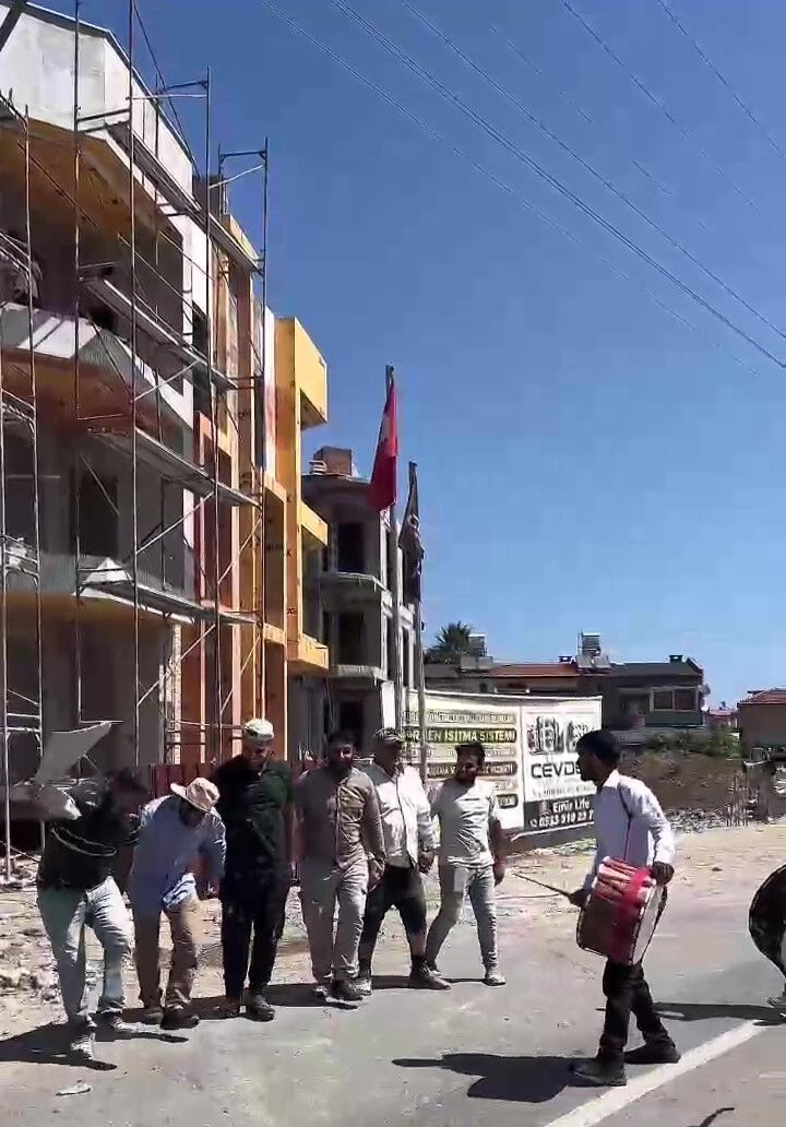 40 derece sıcakta davullu zurnalı sürpriz! İskelede neye uğradıklarını şaşırdılar - 1. Resim