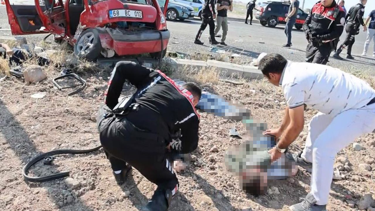 Üniversite sınavına gidiyorlardı! Hafif ticari araçla otomobil çarpıştı... Ölü ve yaralılar var